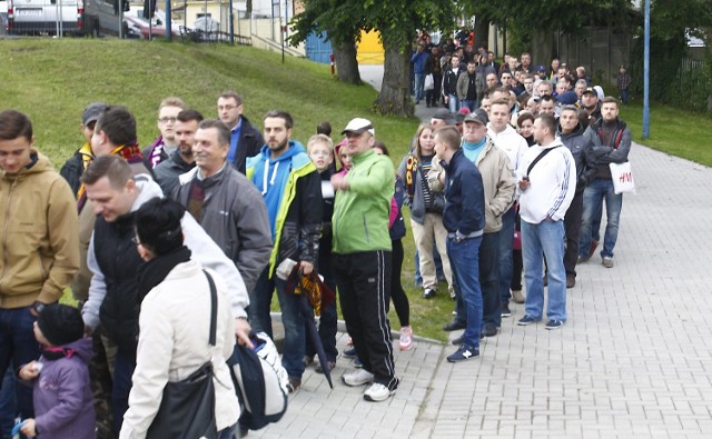 Polski Związek Piłki Nożnej, a dokładniej Departament Organizacji Imprez, Bezpieczeństwa i Infrastruktury przygotował raport, dotyczący organizacji spotkań szczebla centralnego w sezonie 2018/2019. Oto najważniejsze wnioski dla Pogoni Szczecin, która w wielu elementach zajmuje bardzo niskie miejsce. Oczywistą przyczyną takiego stanu rzeczy jest przestarzały stadion w Szczecinie.

Dziennikarze, mimo tego, że siedzą już w stosunkowo nowym budynku, także nie oceniają najlepiej pracy na obiekcie przy ul. Twardowskiego. Zdarza się, że niektórym pada na głowę i na sprzęt. Mogą się poczuć więc jak większość fanów na tym stadionie. Sanitariaty i toalety w Szczecinie to także szary koniec ligi.