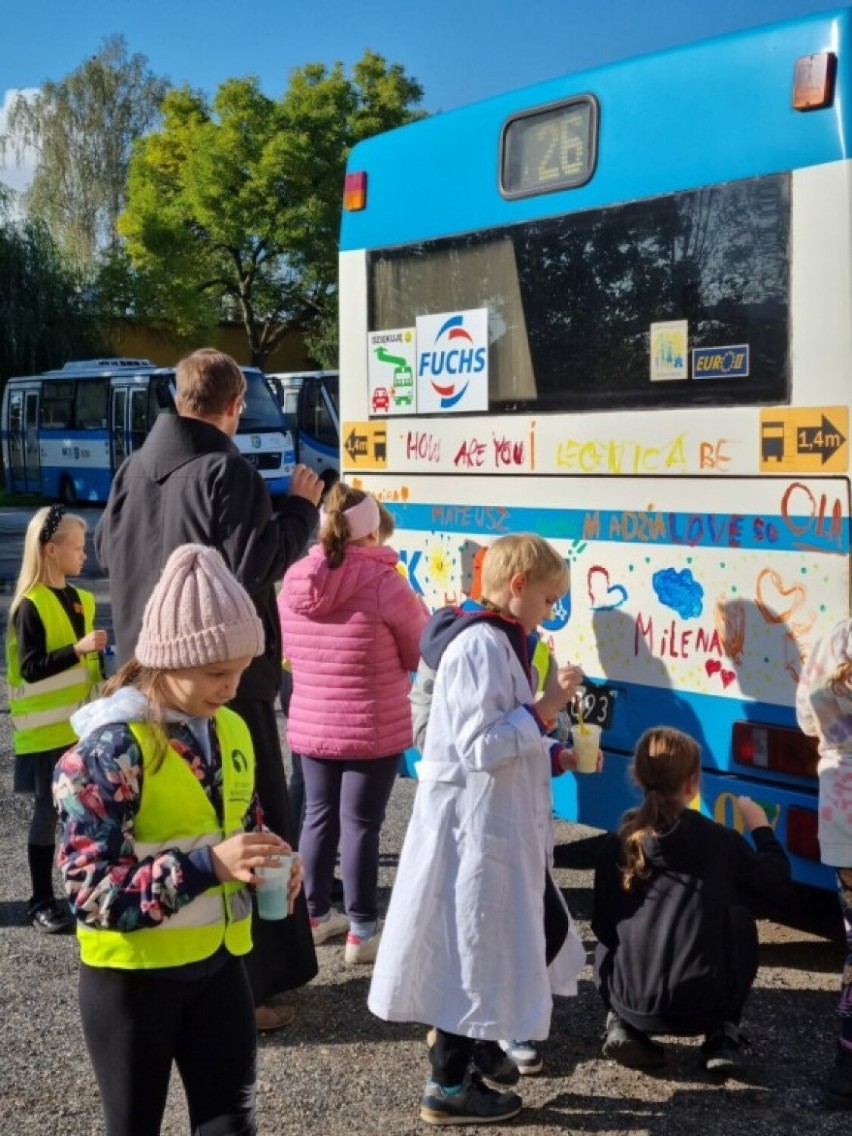 Dzieci pomalowały autobus