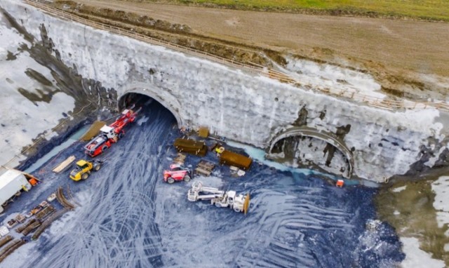 W ramach inwestycji budowane są dwa dwunawowe tunele drogowe: tunel TS-26 o długości ok. 2300 m, pomiędzy miejscowościami Sady Górne, Stare i Nowe Bogaczowice oraz dwunawowy tunel drogowy TS-32 o długości ok. 320 m niedaleko miejscowości Gostków, a także: trzy węzły drogowe, dwa punkty Kontroli Granicznej i dwa MOP-y Jaczków.

Zakończenie tego odcinka S3 przewidziane jest na II połowę 2023 roku.  

Budowana droga ekspresowa S3 od Bolkowa do granicy państwa w Lubawce będzie drogą dwujezdniową, wyposażoną w dwa pasy ruchu i pas awaryjny o długości ponad 31 kilometrów. Wartość całej budowanej drogi ekspresowej S3 od Bolkowa do Lubawki szacuje się na prawie 2,5 mld zł. 

Na kolejnych stronach pokazujemy stan prac na ekspresówkach i obwodnicach na Dolnym Śląsku, a także aktualne terminy ich ukończenia i otwarcia dróg. Zobaczcie.