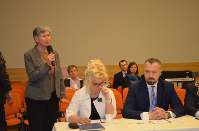Lidia Pająk-Barzyk, dyrektorka Ośrodka Pomocy Społecznej (z mikrofonem) mówiła, że ludzie nie skarżą się na żywność.