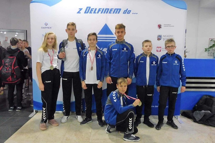 Udany start pływaków MAL WOPR w Toruniu. Złote medale, rekordy życiowe i autografy od mistrzów