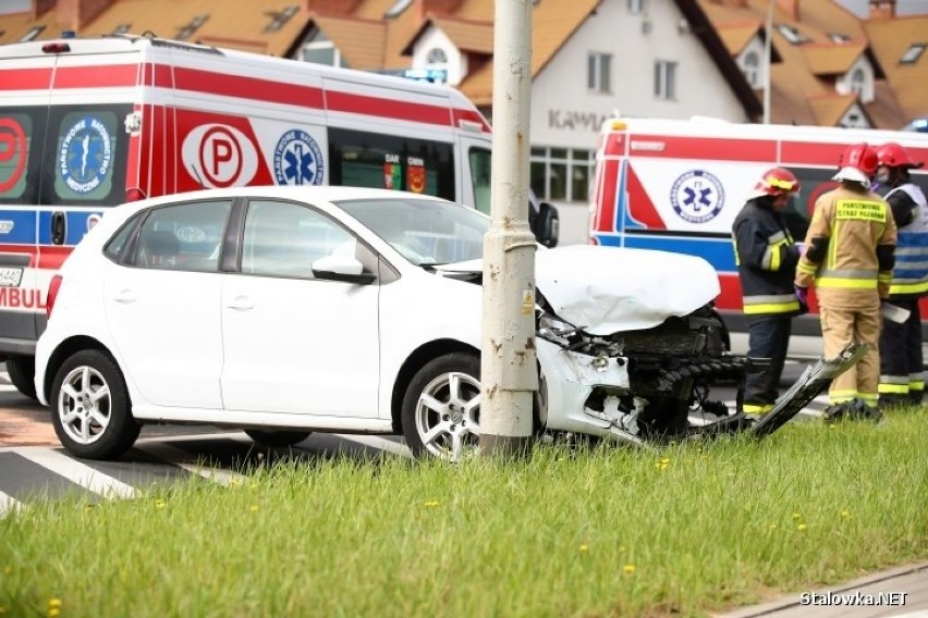 Wypadek przy Zajeździe "Sezam" w Stalowej Woli. W zderzeniu dwóch volkswagenów dwie osoby zostały ranne (ZDJĘCIA)