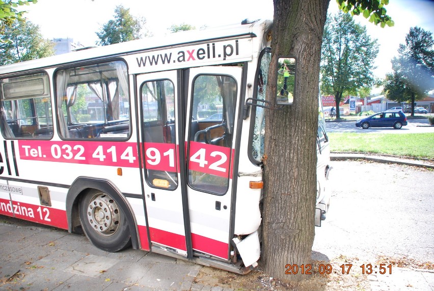 KRÓTKO: Wypadek autobusu na Opawskiej. Są ranni