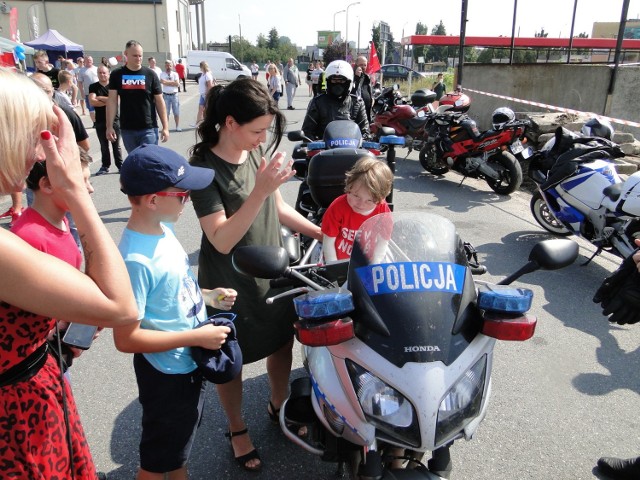 Na pikniku nie mogło zabraknąć Krzysia Czupryna, który wraz z mamą skorzystał z okazji, by obejrzeć policyjny motocykl.