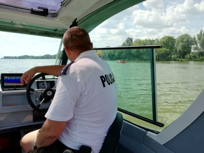 Kruszwica. Policja z Kruszwicy dba o bezpieczeństwo wypoczywających nad i na jeziorze Gopło