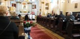 Biskup Janiak z wizytacją kanoniczną w Parafii p.w. św. Marcina w Kuczkowie. Zgodnie z zarządzeniem w kościele modliło się niespełna 50 osób