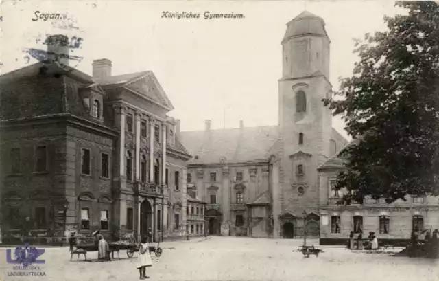 Plac Słowiański z budynkiem magistratu, u zbiegu z ulicą Gimnazjalną. Przed II wojną światową Ludwigplatz, aż ulica Gimnazjalna była również ulicą Gimnazjalną