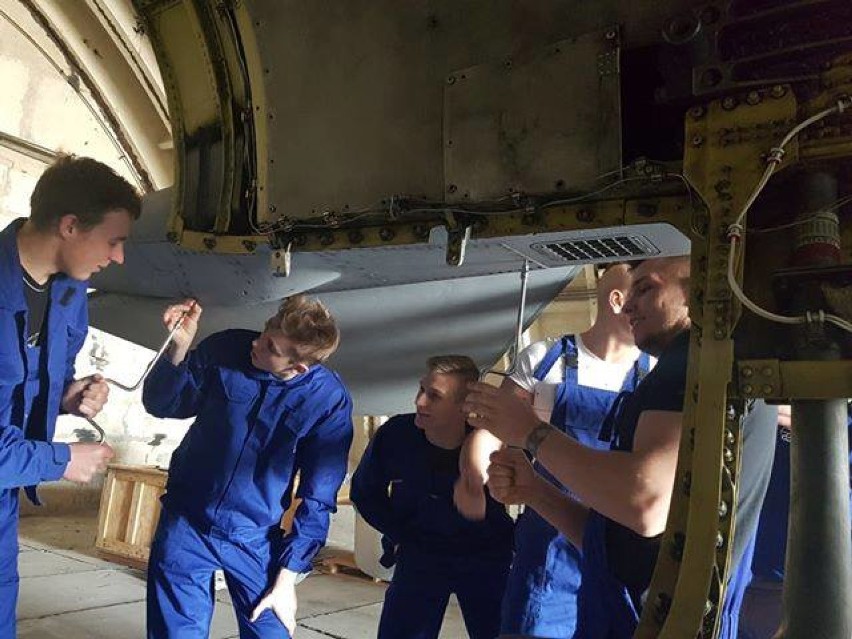Uczniowie "mechanika" ze Zduńskiej Woli na praktykach w bazie lotniczej w Krzesinach [zdjęcia]