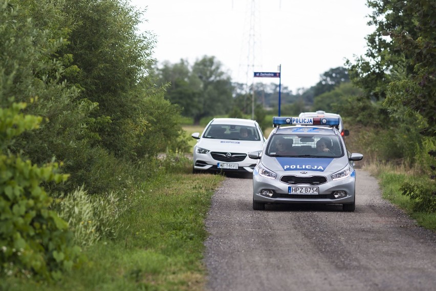 Policja  skierowała do działań wszystkie radiowozy i patrole...