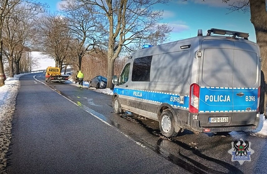 Wypadek w Olszyńcu w gminie Walim. Samochód uderzył w drzewo