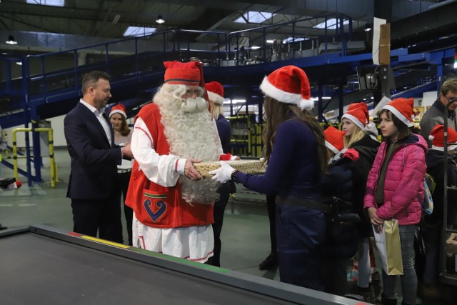 Dzieci ze świetlic środowiskowych w Zabrzu spotkały się ze Świętym Mikołajem w sortowni paczek Poczty Polskiej