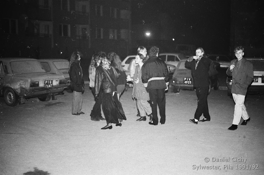Noc sylwestrowa w 1992 roku w Pile. Na ulicach był spory ruch 