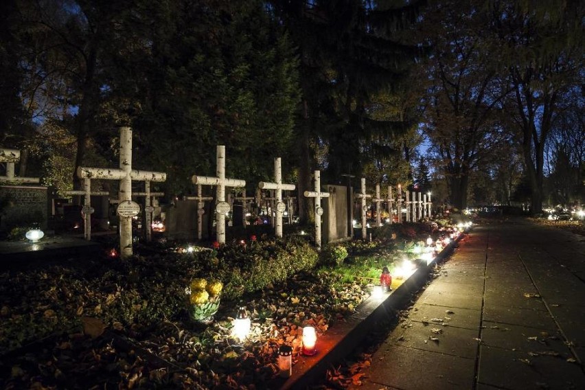 Wielkie sprzątanie grobów na Wojskowych Powązkach....