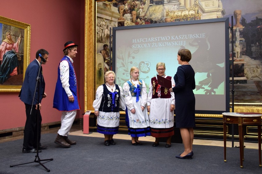 Haft żukowski na krajowej liście niematerialnego dziedzictwa kulturowego - wręczenie certyfikatu FOT