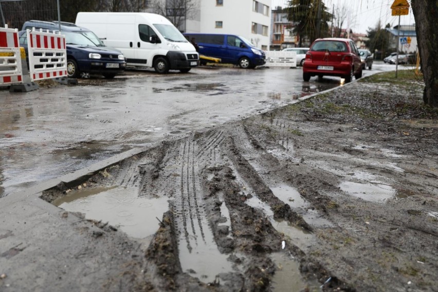 Kraków. Trasa Łagiewnicka: Nie pomogła nawet wanna dla ciężarówek, ale po naszej interwencji zaczęli robić porządki