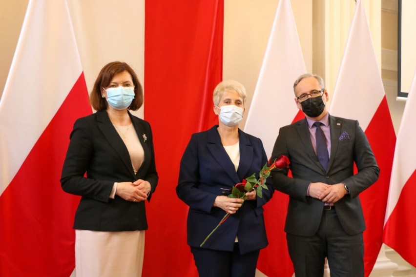 Małgorzata Kurasz pielęgniarka z Wojewódzkiego Szpitala w Przemyślu odznaczona "Za zasługi dla ochrony zdrowia"