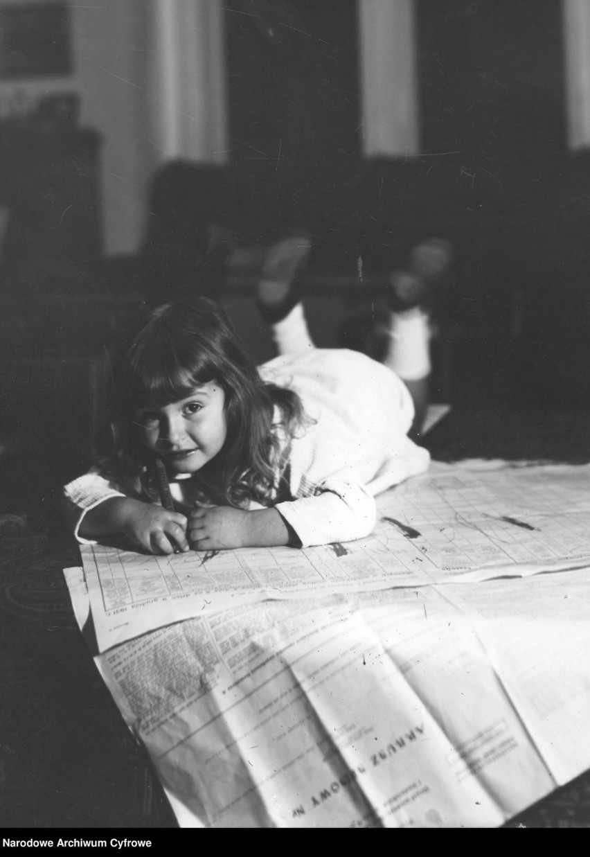 Spis powszechny w 1931 roku. Dziewczynka leżąca na arkuszu...