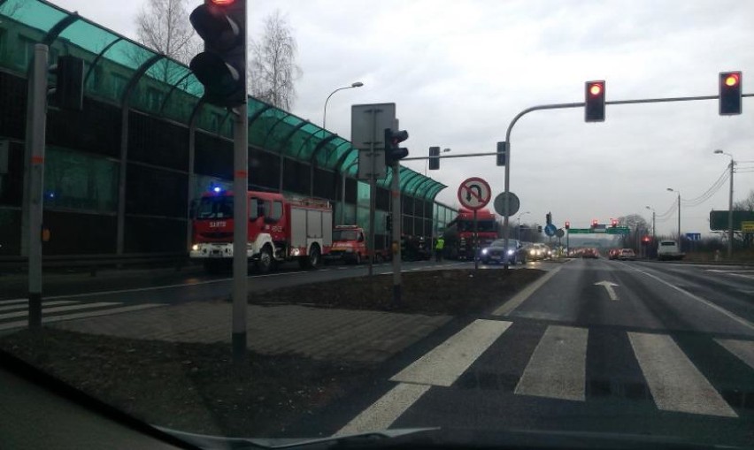Wypadek w Wojkowicach Kościelnych. Ciężarówka najechała na tył osobówki [ZDJĘCIA, WIDEO]