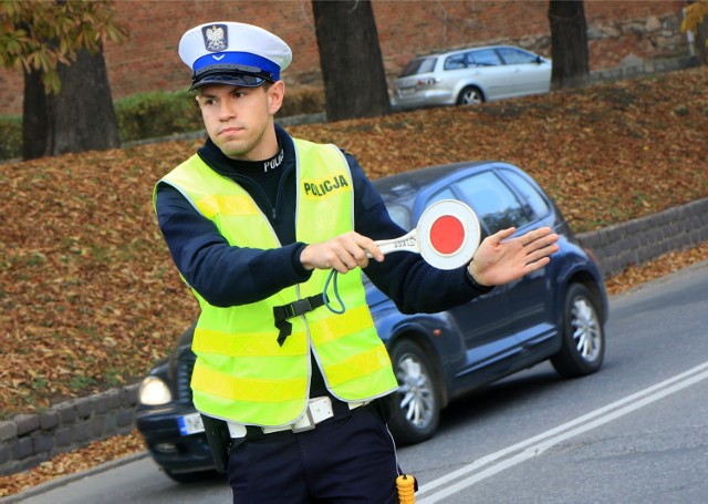 Akcja Znicz 2018 ruszyła. Policjanci kontrolują na drogach, pomagają przy cmentarzach.