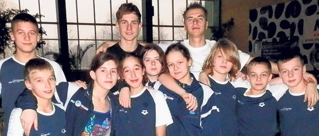 Grupa pływaków MKS Trójka z trenerem Maciejem Młynarczykiem