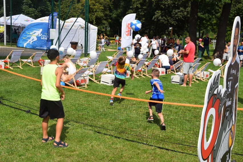 Sobota nad Zalewem Arkadia. Siatkówka plażowa, charytatywny piknik i kąpiele dla ochłody 