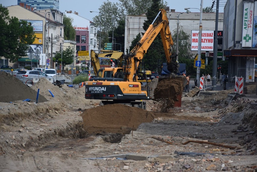 Kolejny poślizg w centrum Gorzowa. Kiedy będzie asfalt koło katedry?