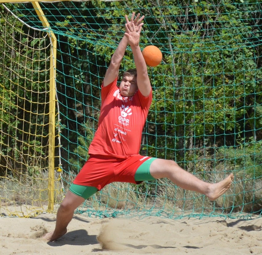 Piłka ręczna na plaży to niezwykle atrakcyjna odmiana...