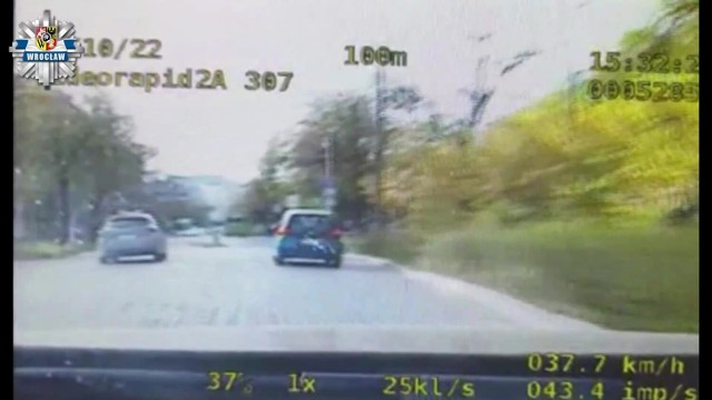 Kadr z nagrania kamery w nieoznakowanym radiowozie grupy SPEED. Taksówkarz złamał kilka przepisów, powodując zagrożenie na drodze