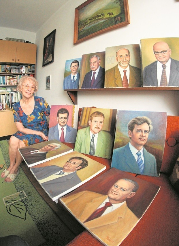 Grażyna Kulig z portretami prezydentów Nowego Sącza. Obrazy...