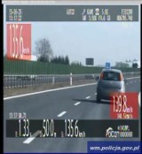 Kursant nauki jazdy pędził 135 km/h i wyprzedził policyjny patrol 