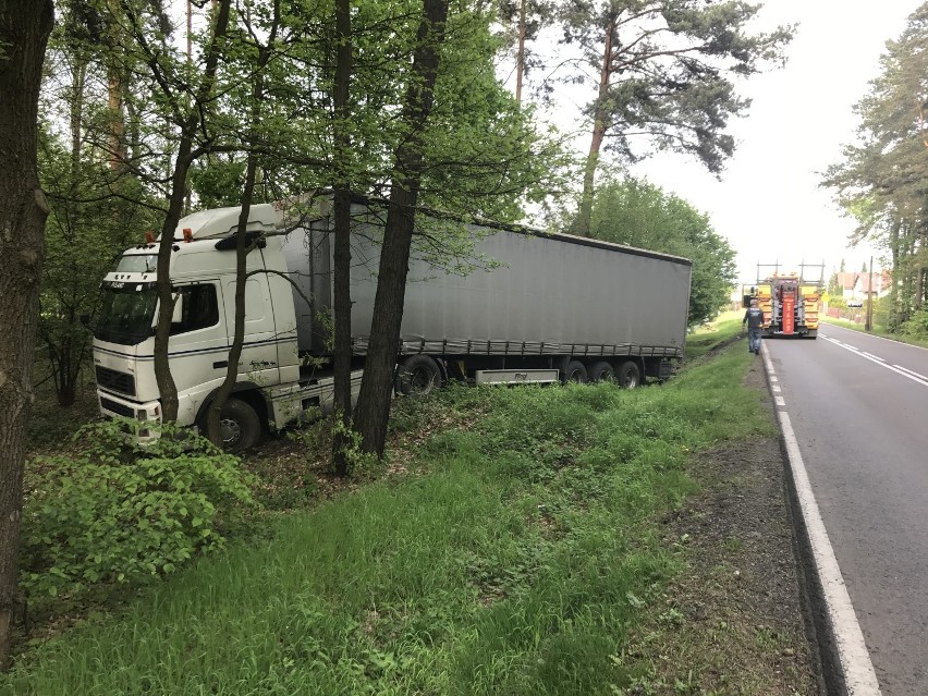 Ciężarówka wypadła z drogi na DW 919 w Rudach

ZOBACZ TEŻ:...