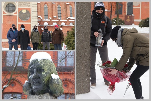 19 lutego 2021 r., urodziny Mikołaja Kopernika we Włocławku. Pod pomnikiem astronoma na placu im. M. Kopernika złożono kwiaty.