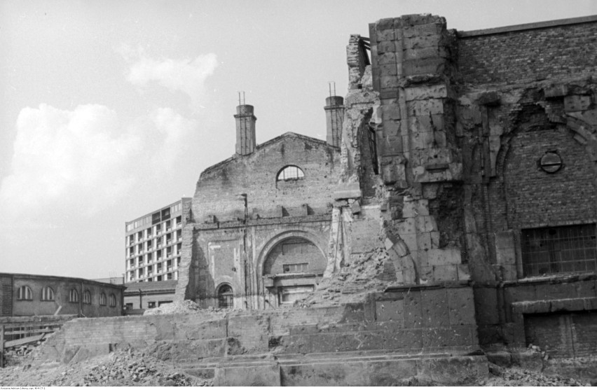 Ruiny z II wojny znajdziemy przy ul. Bielańskiej. W czasie...