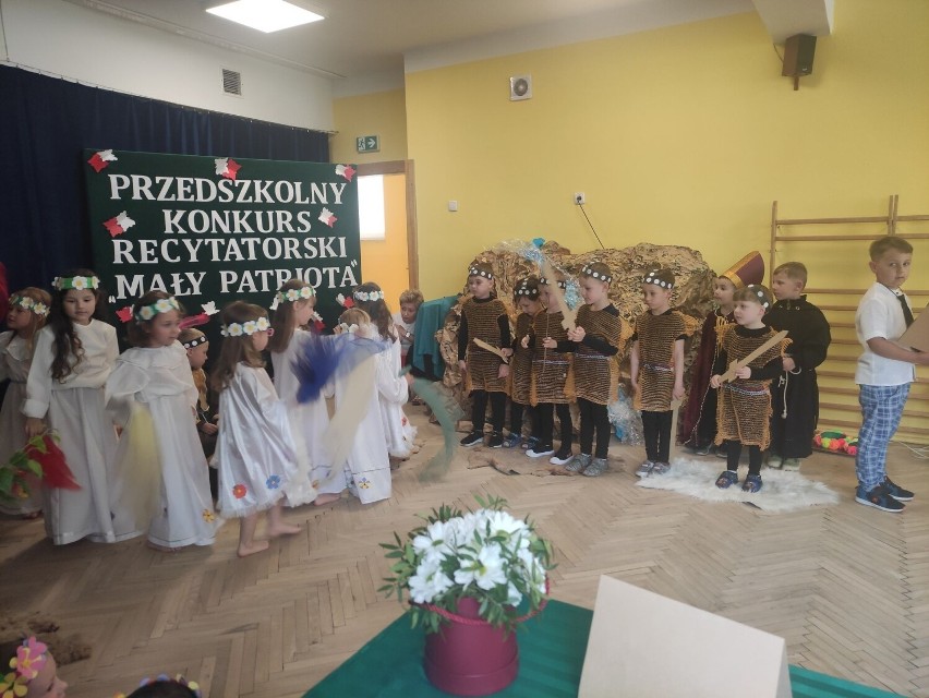 Wzruszające wiersze i piosenki na konkursie recytatorskim w Przedszkolu numer 5 w Kielcach. Zobacz zdjęcia i film