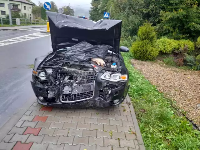 Do groźnie wyglądającego zdarzenia z udziałem dwóch samochodów osobowych doszło w sobotę w miejscowości Kasinka Mała. Audi czołowo zderzyło się z seatem, a w wypadku były osoby poszkodowane