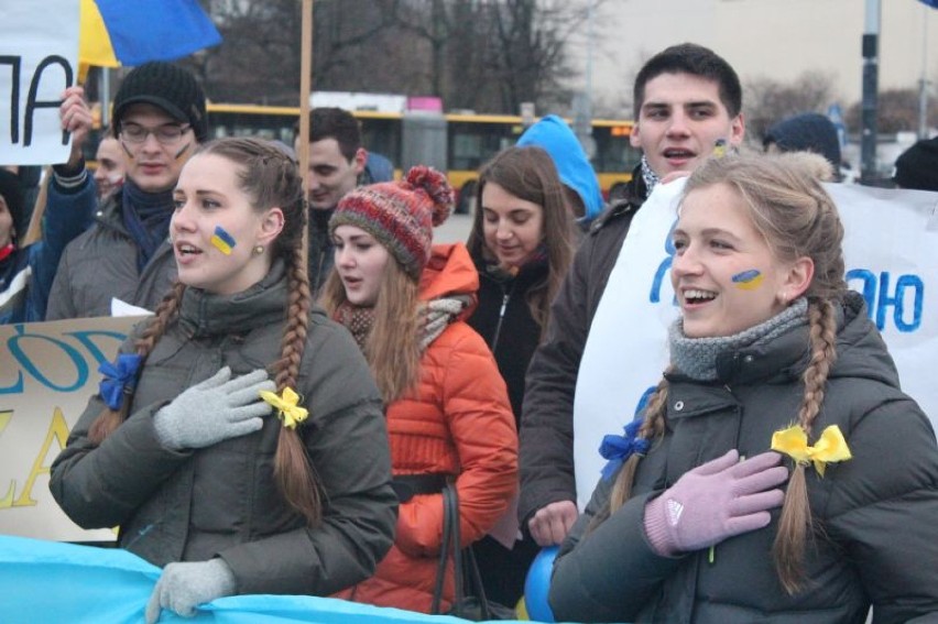 28 listopada na Placu Dąbrowskiego łódzcy studenci manifestowali poparcie dla członkostwa Ukrainy w Unii Europejskiej.