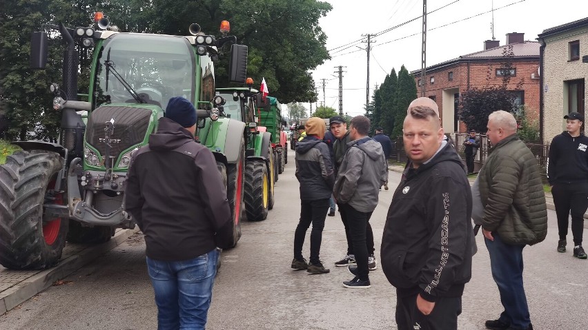 Protest rolników w Łódzkiem, blokada DK12 w Srocku niedaleko...