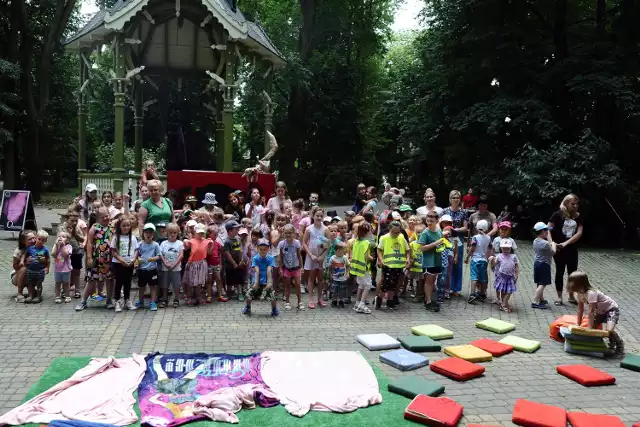 W Parku Miejskim w Jaśle Teatr Uszyty z Krakowa wystawił dla dzieci spektakl "Ananas"