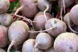 W listopadzie trwa sezon na te warzywa i owoce. Sprawdzamy ceny na lokalnych targowiskach. Ile kosztuje kilogram buraków, ziemniaków, porów?