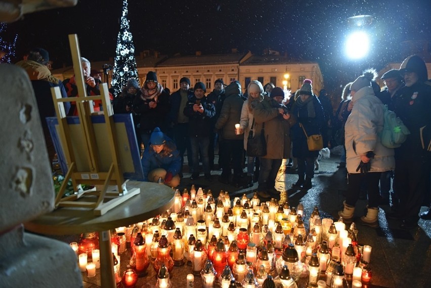 Nowy Sącz. Minuta ciszy i znicze dla Pawła Adamowicza. Sądeczanie zaprotestowali przeciwko przemocy