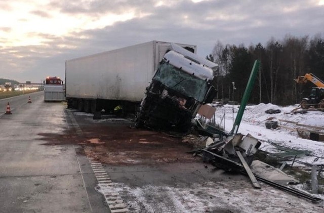 Poważne zdarzenie na A1 w pobliżu Częstochowy. Samochód ciężarowy wypadł z drogi