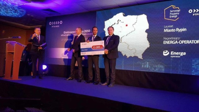 Burmistrz Rypina Paweł Grzybowsk odebrał w Warszawie nagrodę w konkursie za działania podejmowane na rzecz poprawy niezawodności dostaw energii.