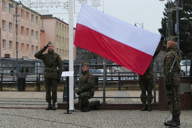 W poniedziałek uroczyście podniesiono flagę na maszt w centrum Malbork. To element rządowego programu "Pod biało-czerwoną".