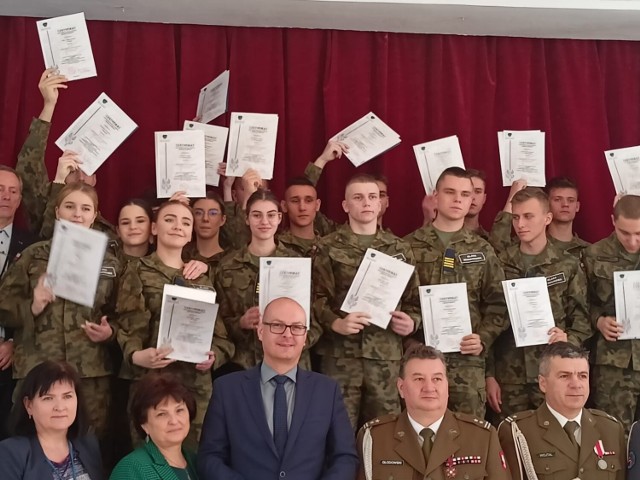 Uczniowie IV klasy  Liceum Ogólnokształcącego  w Zespole Szkół Gastronomicznych i Hotelarskich w Sandomierzu otrzymali w certyfikaty ukończenia szkolenia w ramach pilotażowego programu V edycji "Certyfikowanych Wojskowych Klas Mundurowych" organizowanego przez Ministerstwo Obrony Narodowej.