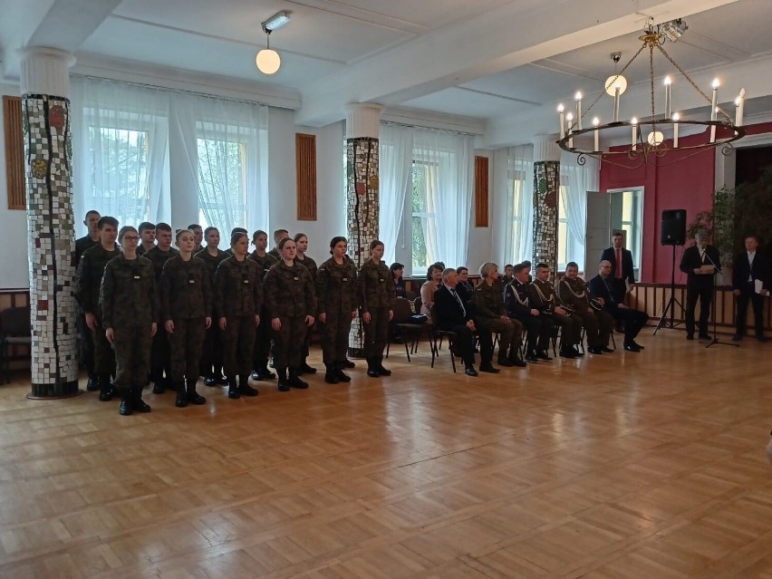 Uroczysty apel klas mundurowych w Zespole Szkół Gastronomicznych i Hotelarskich w Sandomierzu. Zobacz zdjęcia