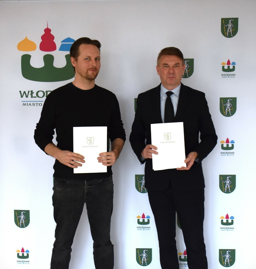 Burmistrz Włodawy Wiesław Muszyński (z lewej) podpisał...