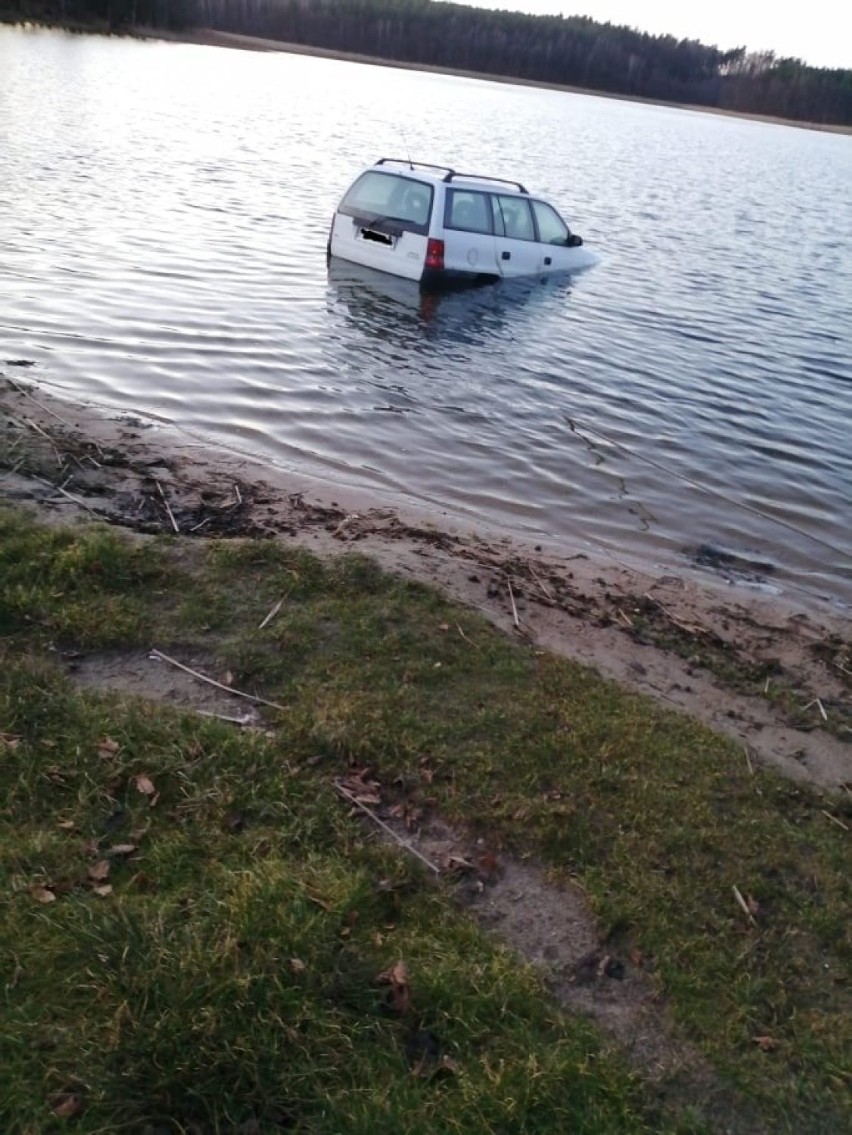 Samochód w jeziorze. Jedna osoba trafiła do szpitala (zdjęcia)