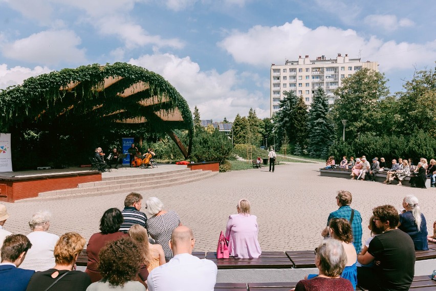 Muzyka w ogrodach Rzeszowa. Zobaczcie fotorelacje z koncertu, który się odbył w Parku Jedności Polonii z Macierzą
