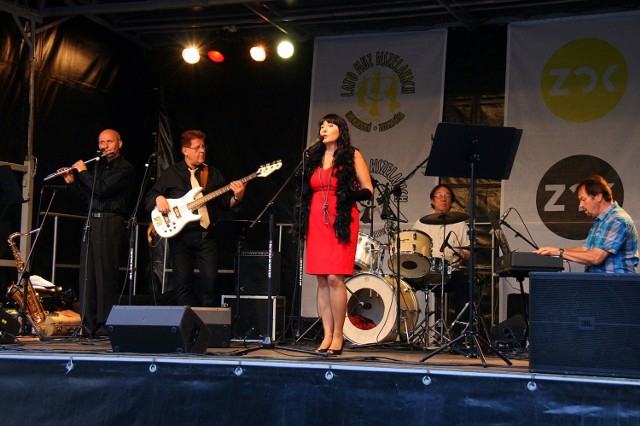 Joanna Wolna z zespołem ''C'est si bon'' na scenie przy zielonogórskim ratuszu.