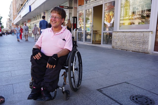 Wózek inwalidzki 35-letniego Sebastiana w piątek wrócił do właściciela. Łodzianin jest szczęśliwy.